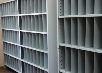 Металлический стеллаж с ячейками для хранения планшетов