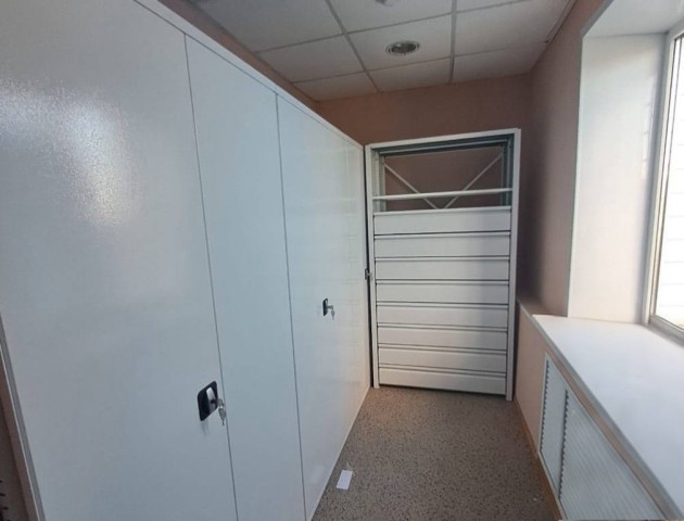 мобильные стеллажи с дверями