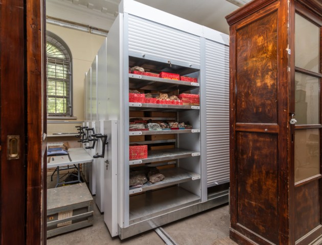 Стеллажи для хранения природных минералов